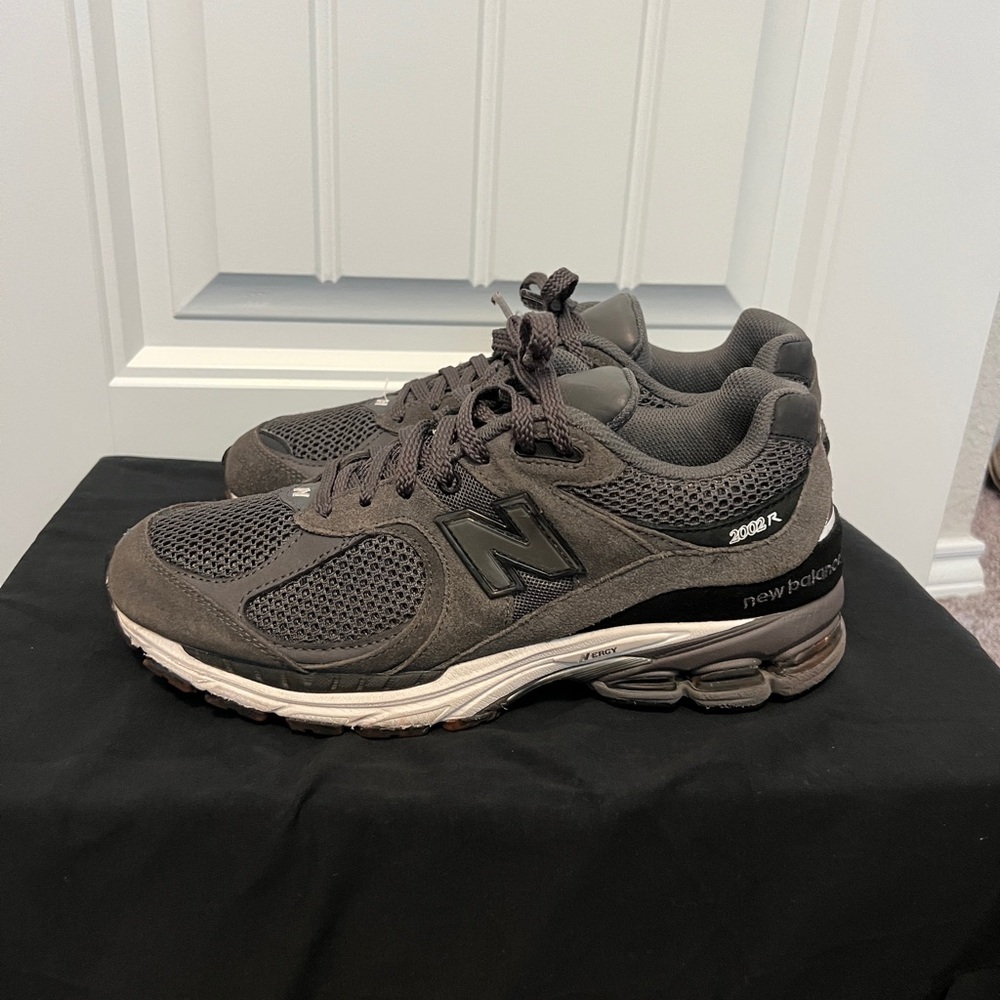New Balance men’s 2002R dark gray sneakers size 8